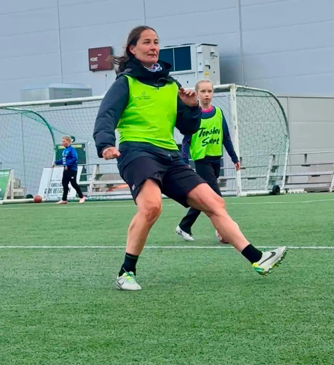 Tidigare toppspelaren Reidun Nilsen i aktion på fotbollsplanen